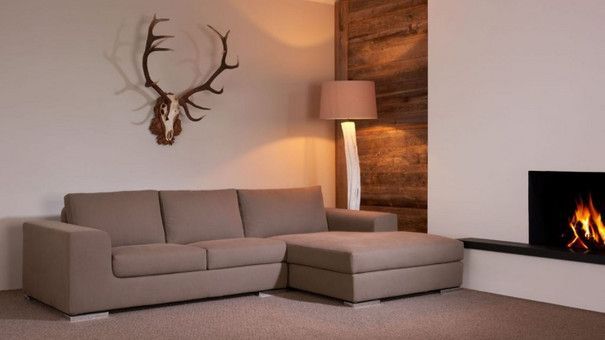 Ein Wohnzimmer mit Couch und Kamin