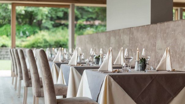 Ein Restaurant mit Tischen und Stühlen für eine Mahlzeit