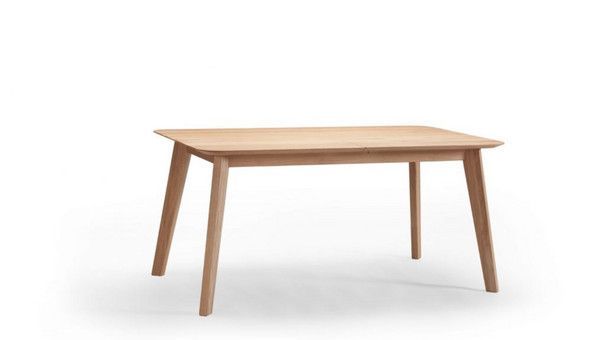 Ein kleiner Holztisch mit drei Beinen auf einem weißen Hintergrund.