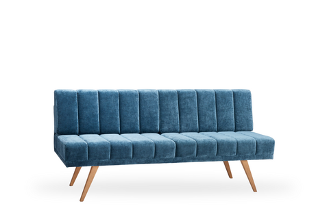 blaues Sofa ohne Armlehnen mit Holzbeinen auf wei&szlig;em Hintergrund