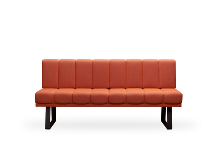 Ein rotes Sofa mit schwarzen Beinen auf weißem Hintergrund.