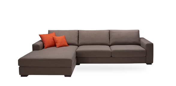 Ein braunes Sofa mit roten Kissen auf weißem Hintergrund.