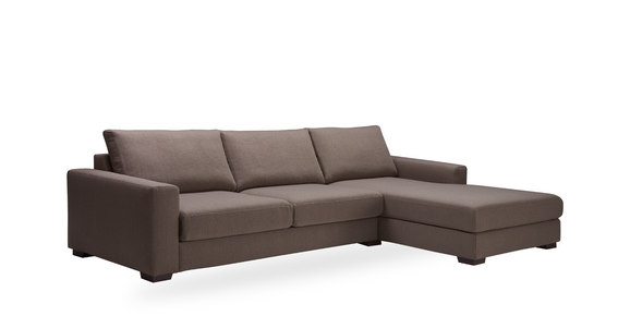 Ein braunes Sofa mit Chaiselongue auf weißem Hintergrund.