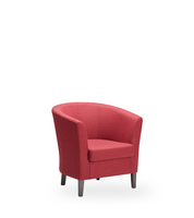 Ein roter Cocktail-Sessel auf wei&szlig;em Hintergrund.