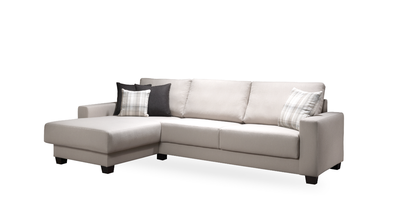 Ein weißes Sofa mit Kissen darauf auf einem weißen Hintergrund.