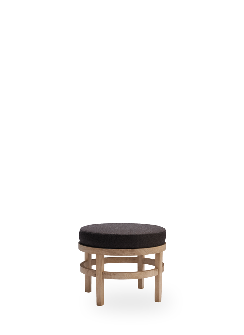 Ein kleiner Holztisch mit einer schwarzen Oberfläche auf weißem Hintergrund.