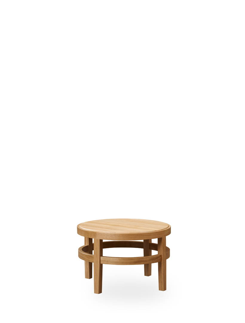 Ein kleiner runder Holztisch auf einem weißen Hintergrund.