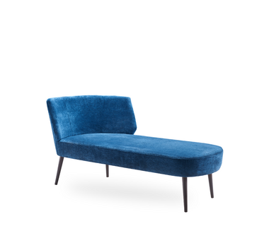 Eine blaue Liege mit schwarzen Beinen auf weißem Hintergrund