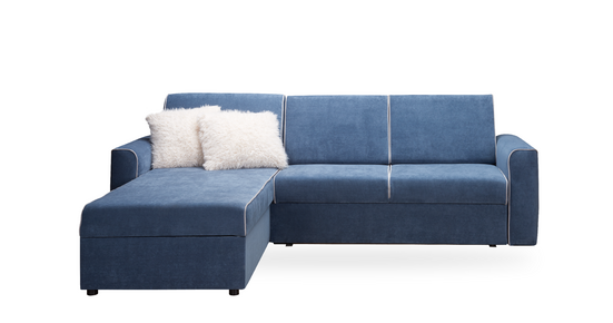 Ein blaues Sofa mit weißen Kissen auf weißem Hintergrund.