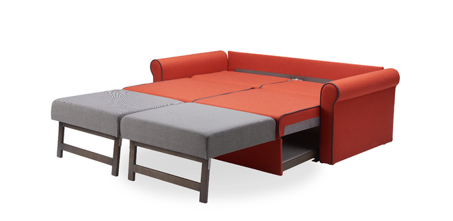 Ein rot-graues ausgezogenes breites Sofa auf weißem Hintergrund.