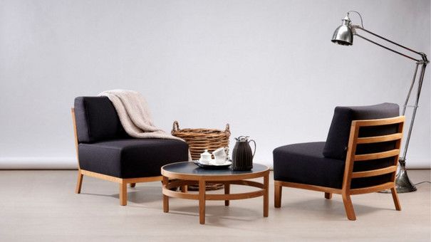 Ein Wohnzimmer mit zwei Stühlen und einem Couchtisch