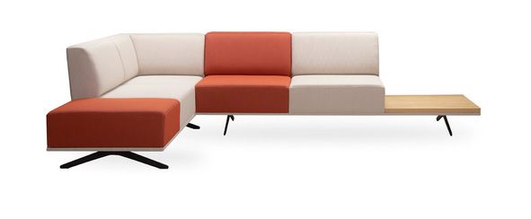 Ein rot-weißes Sofa auf weißem Hintergrund.