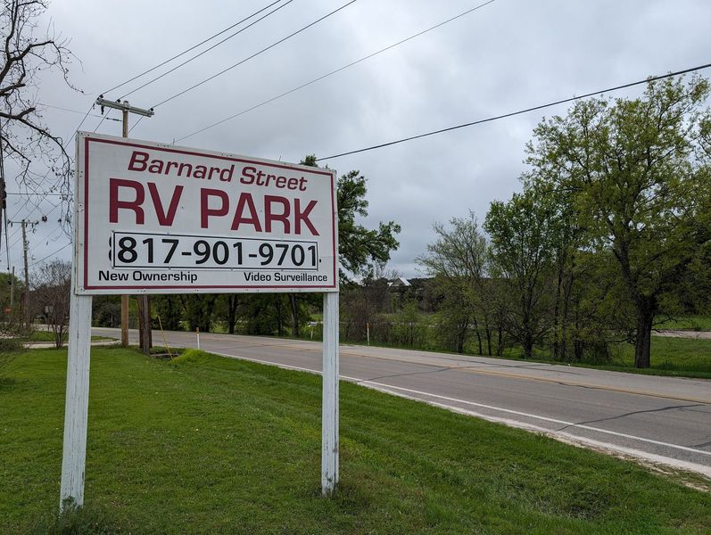 A sign that says barnard street rv park on it