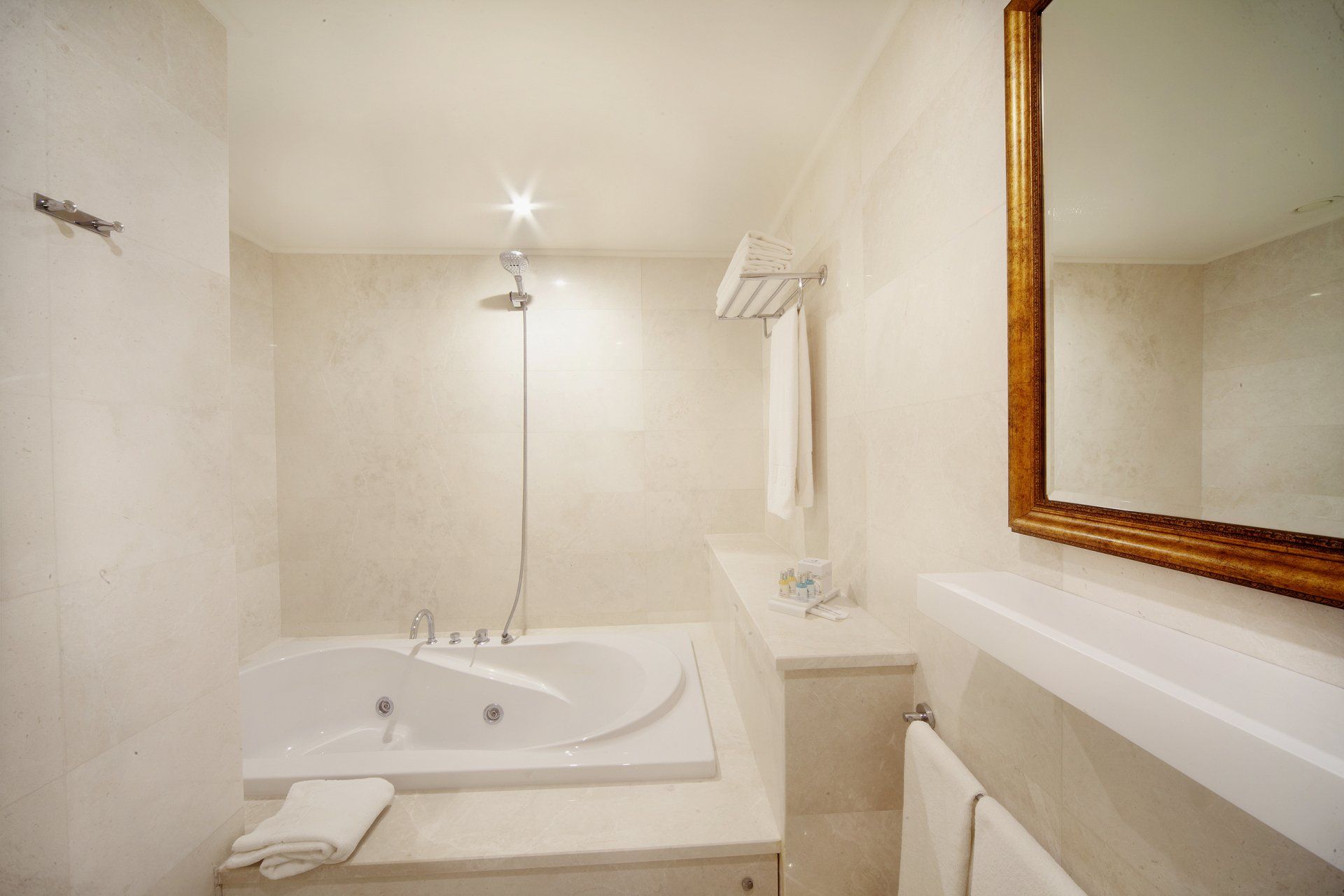 Grand Hotel de Pera, Jakuzili Superior Oda