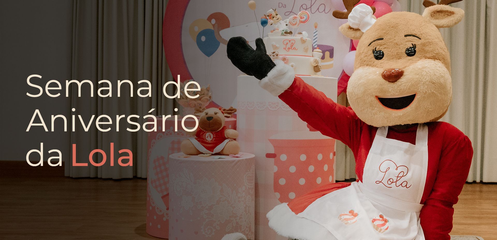 Mascote Lola de vestido rosa comemorando aniversário com presentes e balões, texto: “Semana de Aniversário da Lola”