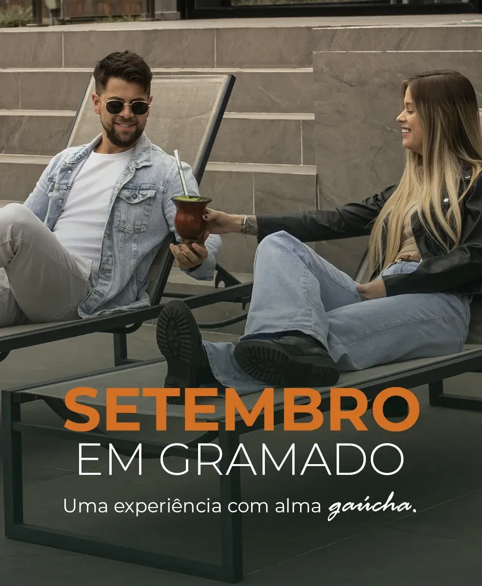Dia dos Pais banner com pai sorrindo e criança no sofá, em ambiente acolhedor, com texto promocional.