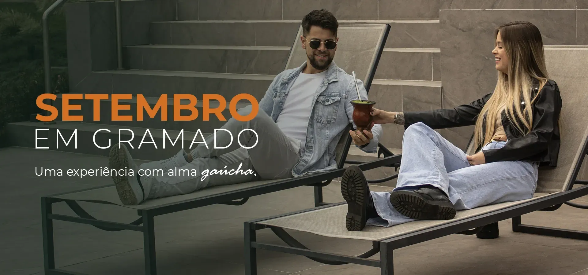 Dia dos Pais banner com pai sorrindo e criança no sofá, em ambiente acolhedor, com texto promocional.