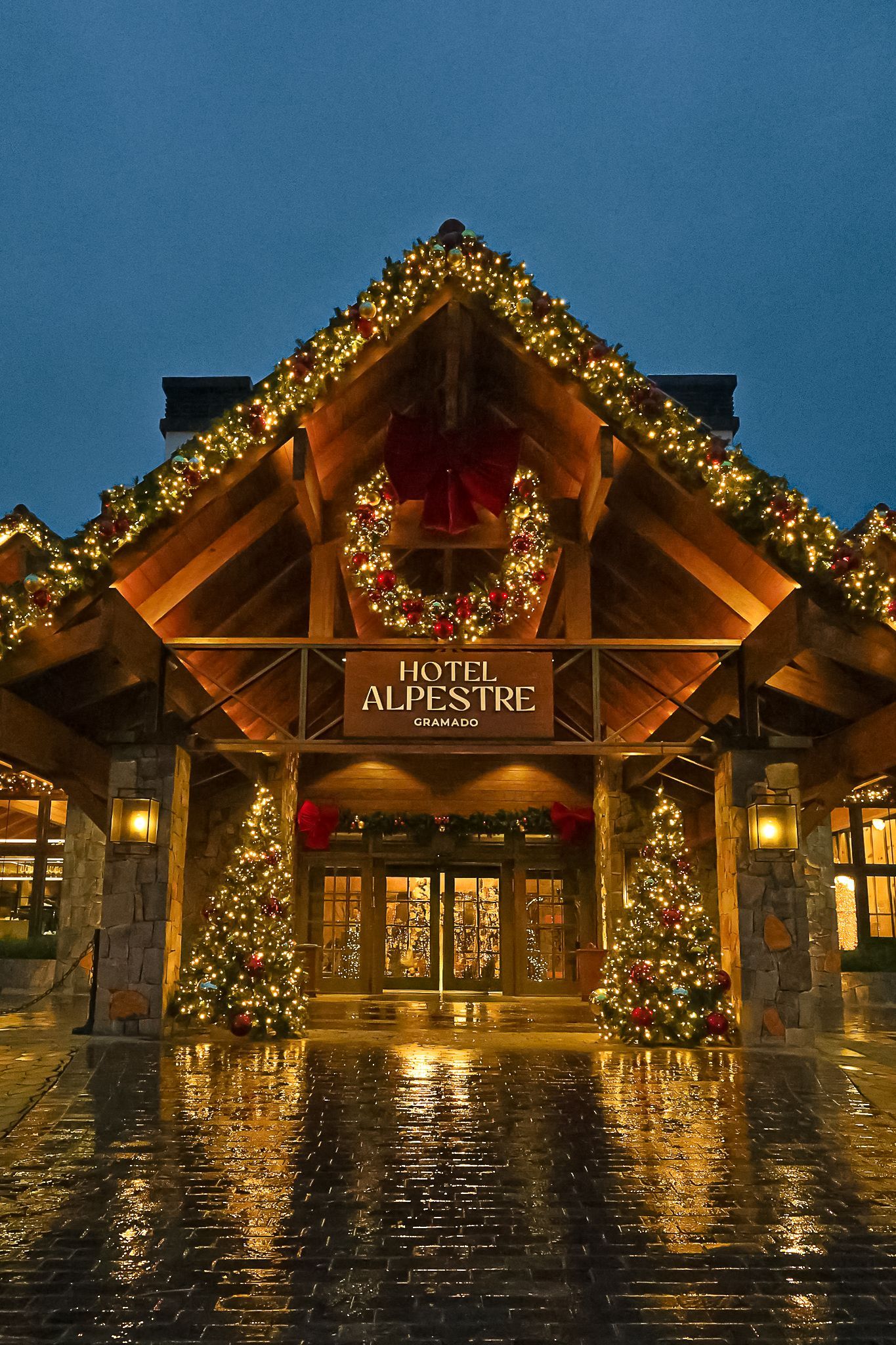 Fachada do Hotel Alpestre Gramado com exuberante decoração de natal.