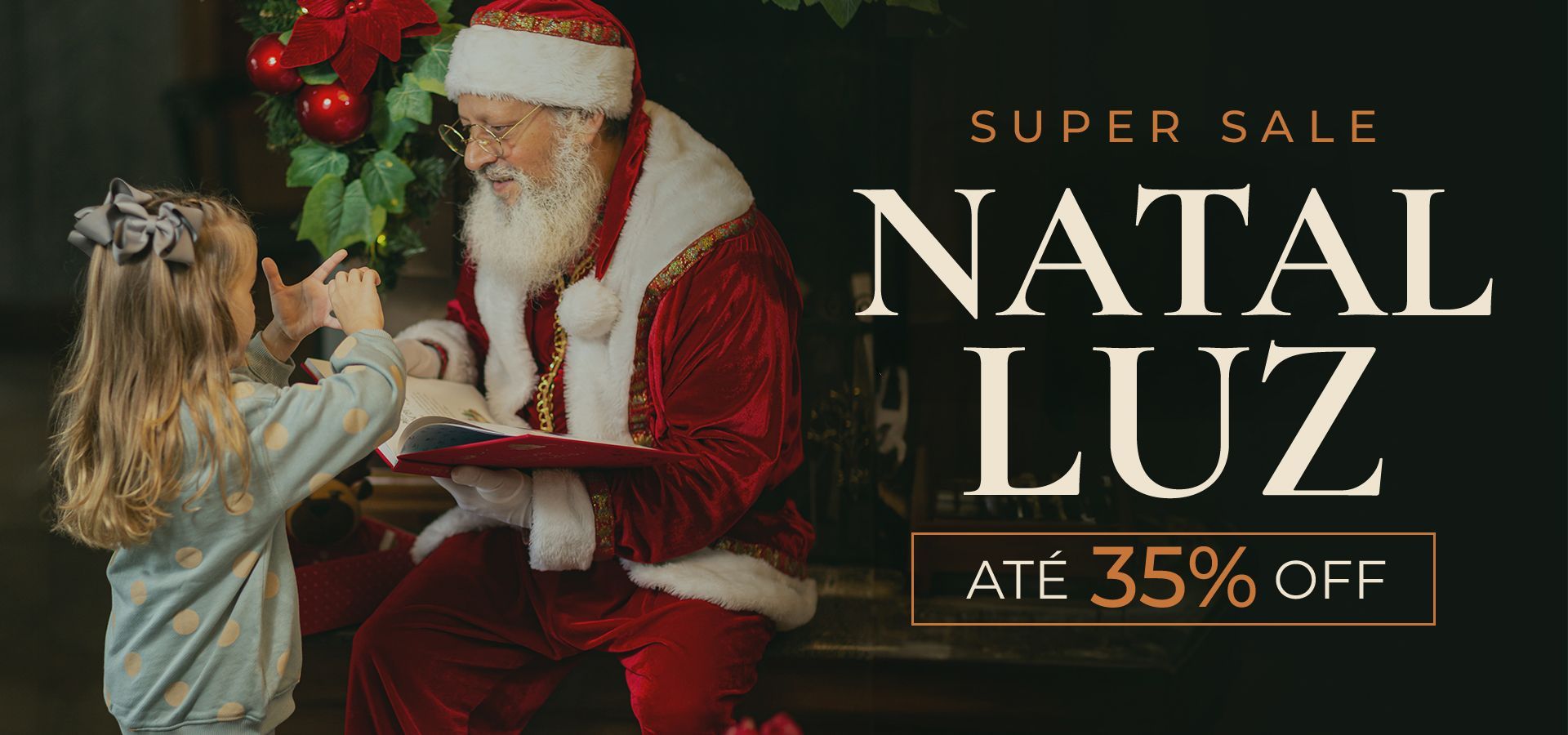 Papai Noel entrega presente a uma criança; promoção “Natal Luz” com até 35% off