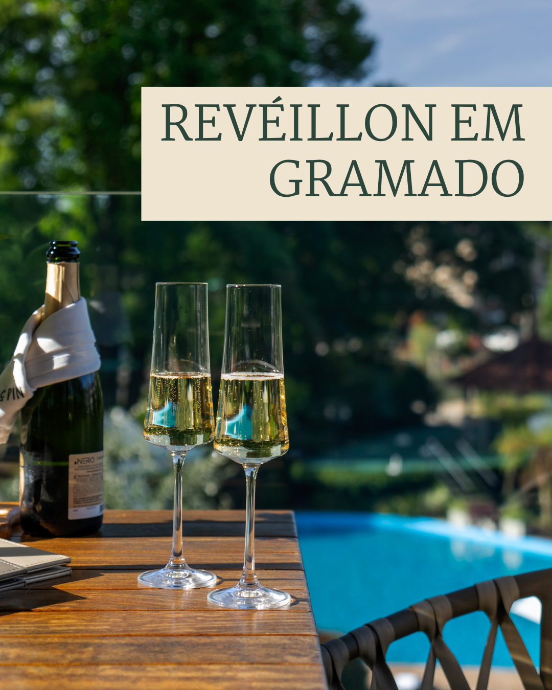 Casal em cadeiras ao ar livre, compartilhando chimarrão; texto: “SETEMBRO EM GRAMADO”.