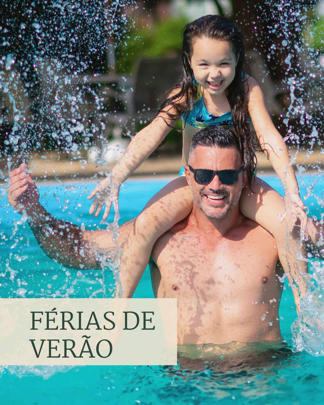 Cartaz “Passaporte de Experiências” sobre fundo com família sorrindo em ambiente acolhedor.