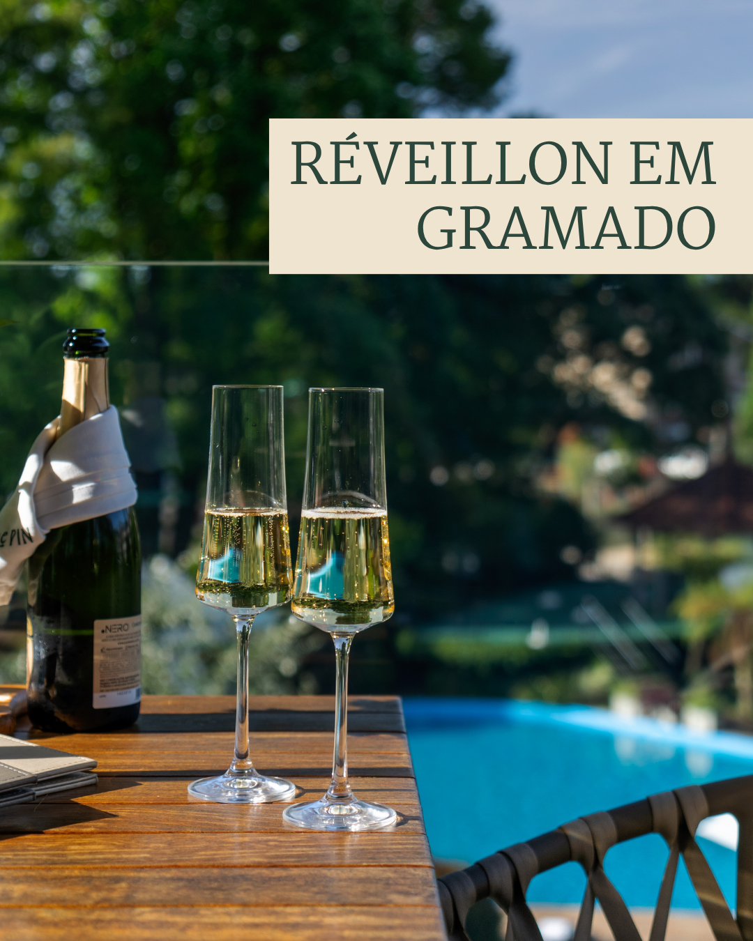 Casal em cadeiras ao ar livre, compartilhando chimarrão; texto: “SETEMBRO EM GRAMADO”.