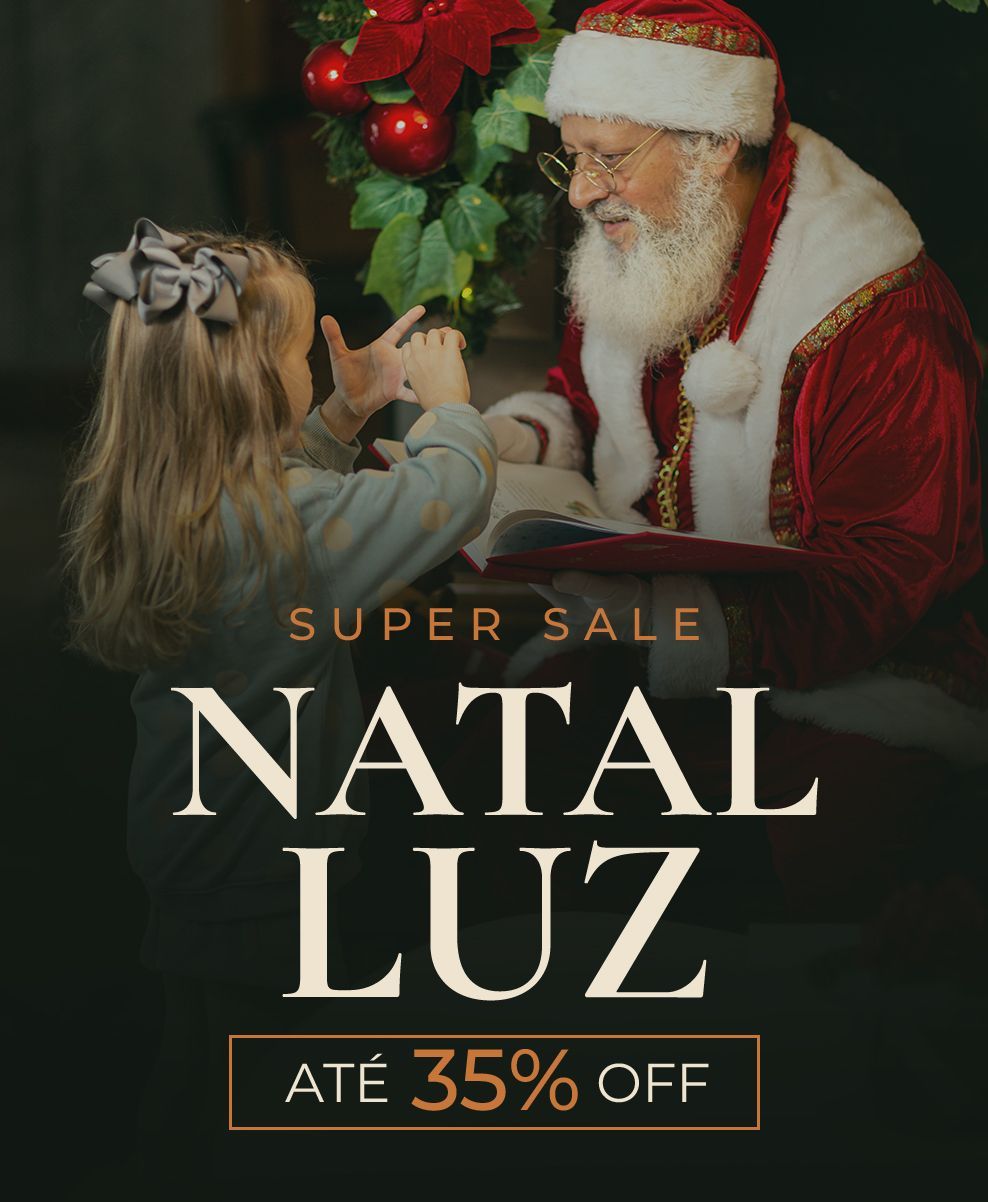 Papai Noel entrega presente a uma criança; promoção “Natal Luz” com até 35% off
