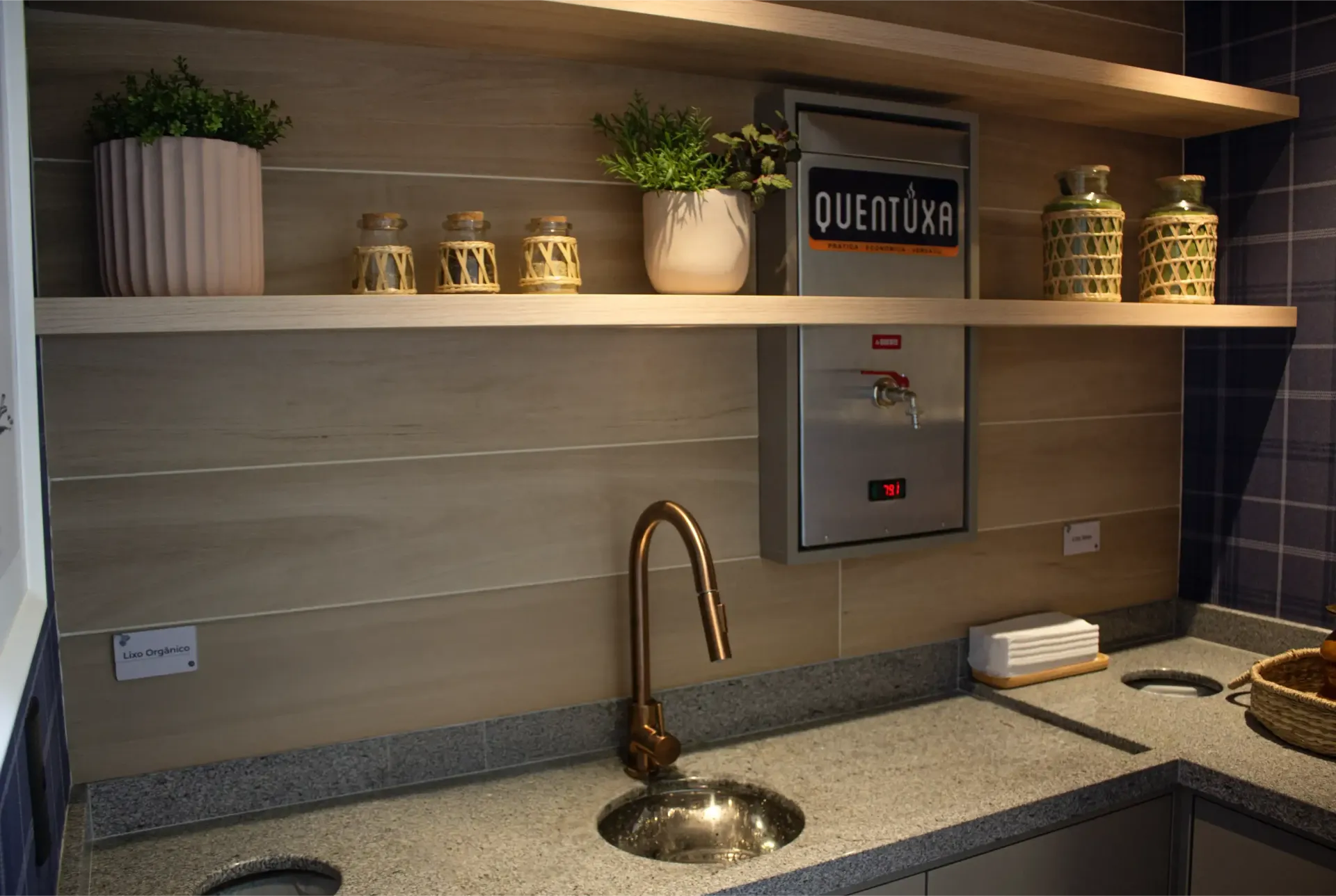 Prateleira de cozinha moderna com vasos de plantas, jarras, pia e torneira de cobre.