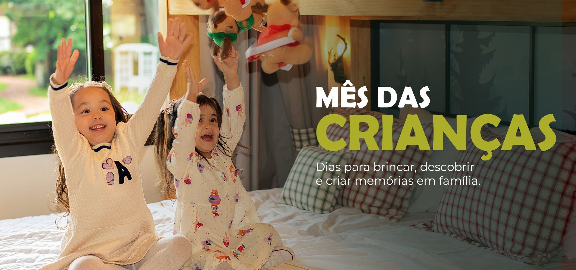 Dia dos Pais banner com pai sorrindo e criança no sofá, em ambiente acolhedor, com texto promocional.