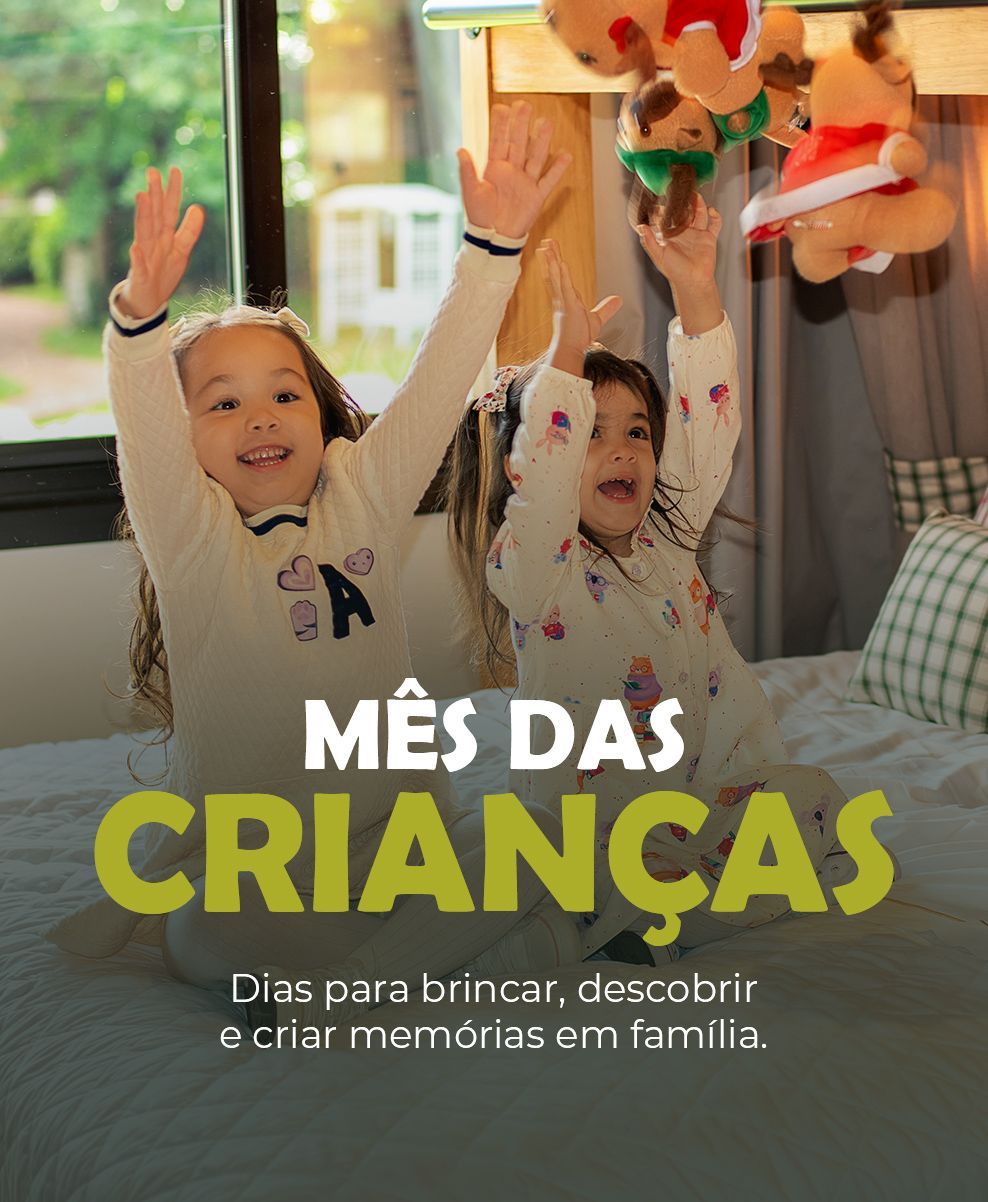 Dia dos Pais banner com pai sorrindo e criança no sofá, em ambiente acolhedor, com texto promocional.