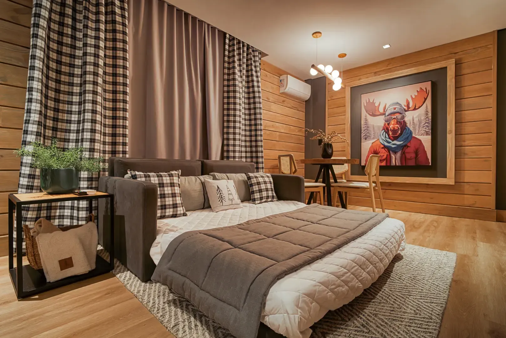 Quarto moderno e aconchegante com cama, cortinas, paredes com painéis de madeira e uma obra de arte colorida emoldurada.