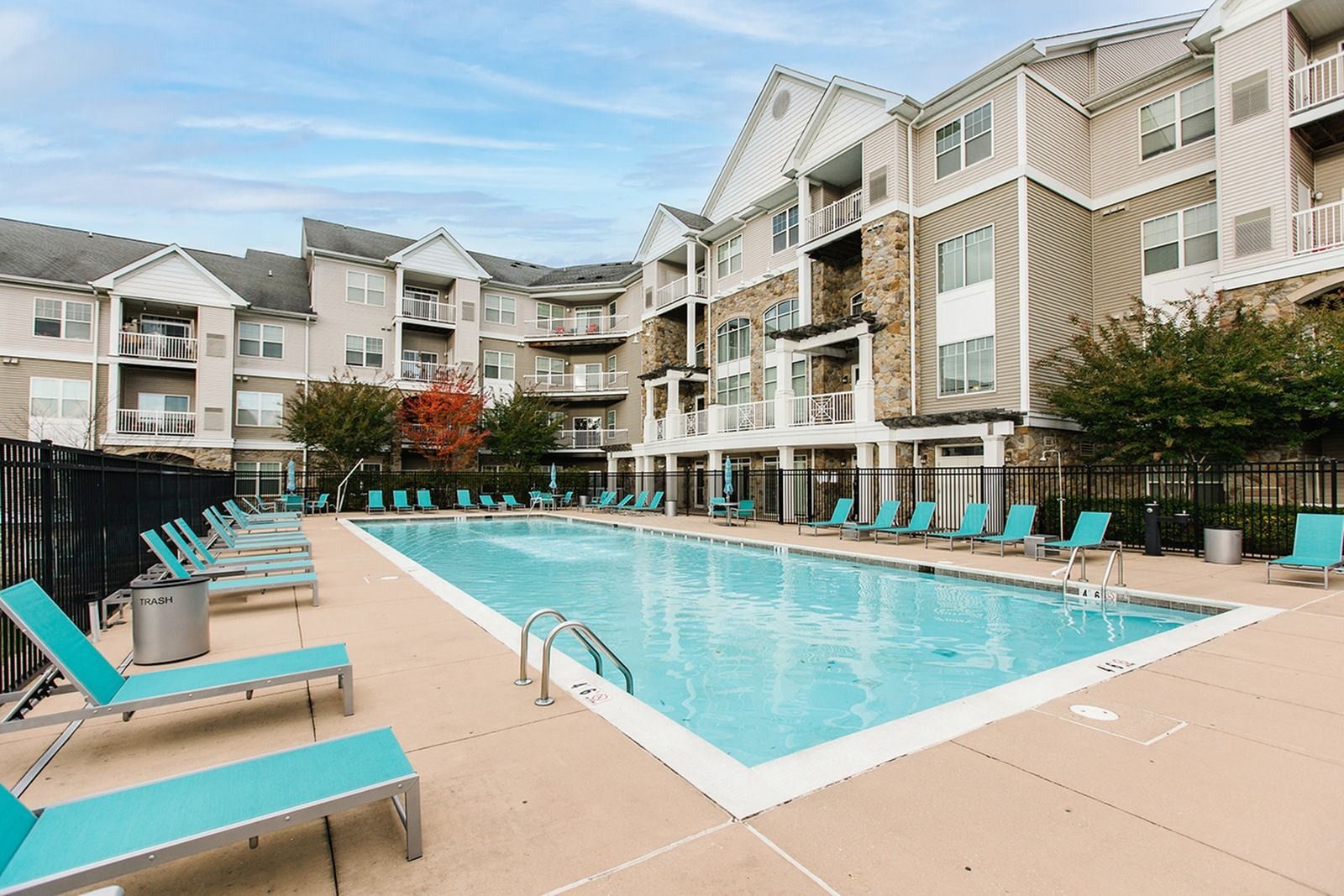 Outdoor Swimming Pool | The View at Mill Run
