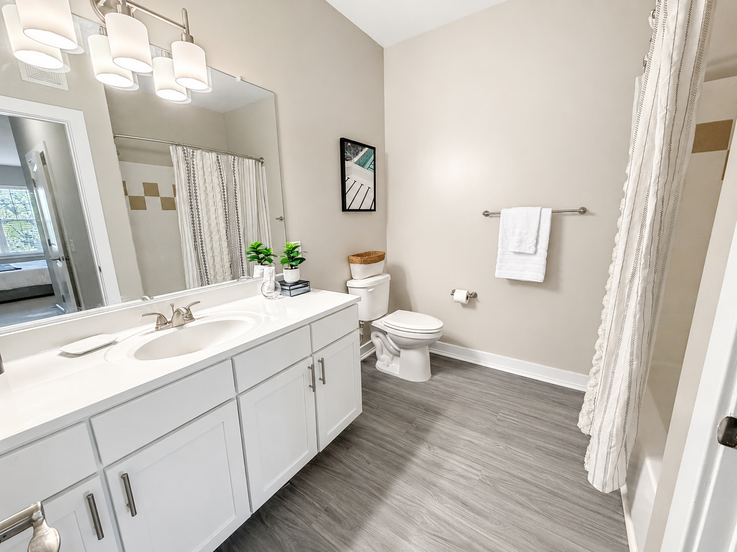 Bathroom with Bathtub | The View at Mill Run