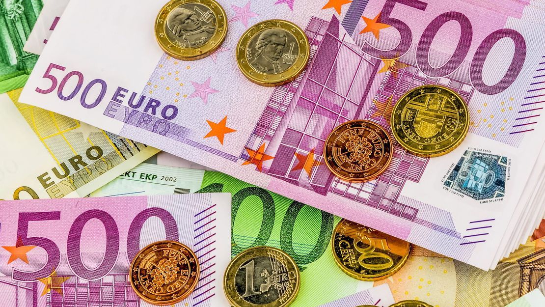 Stockbild, Euro- Münzen und Geldscheine