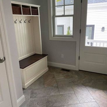 there is a bench in the middle of the room .