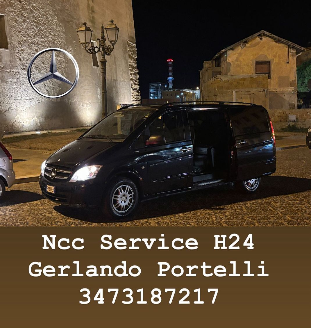 Minivan nero con bagagli parcheggiato sul marciapiede dell'aeroporto sotto la pensilina del terminal.
