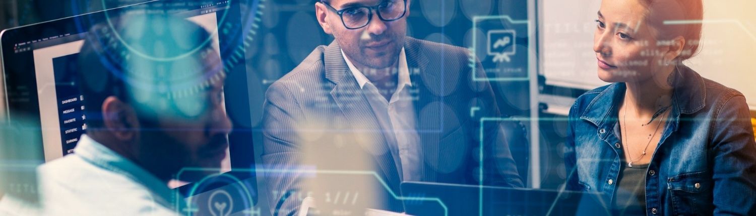 Reunião estratégica de TI Profissionais discutindo soluções de TI com interface digital sobreposta