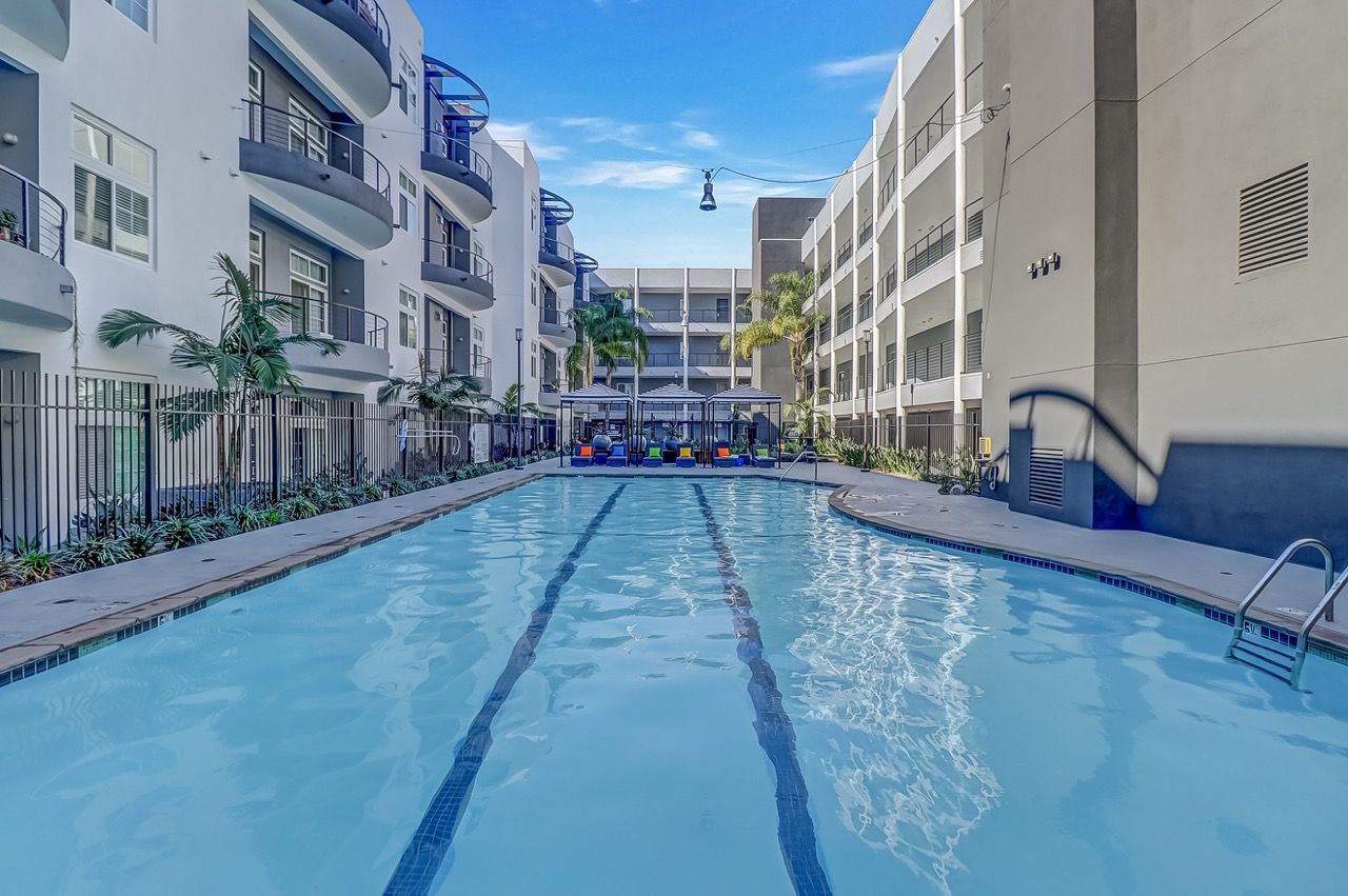 Axis swimming pool from front