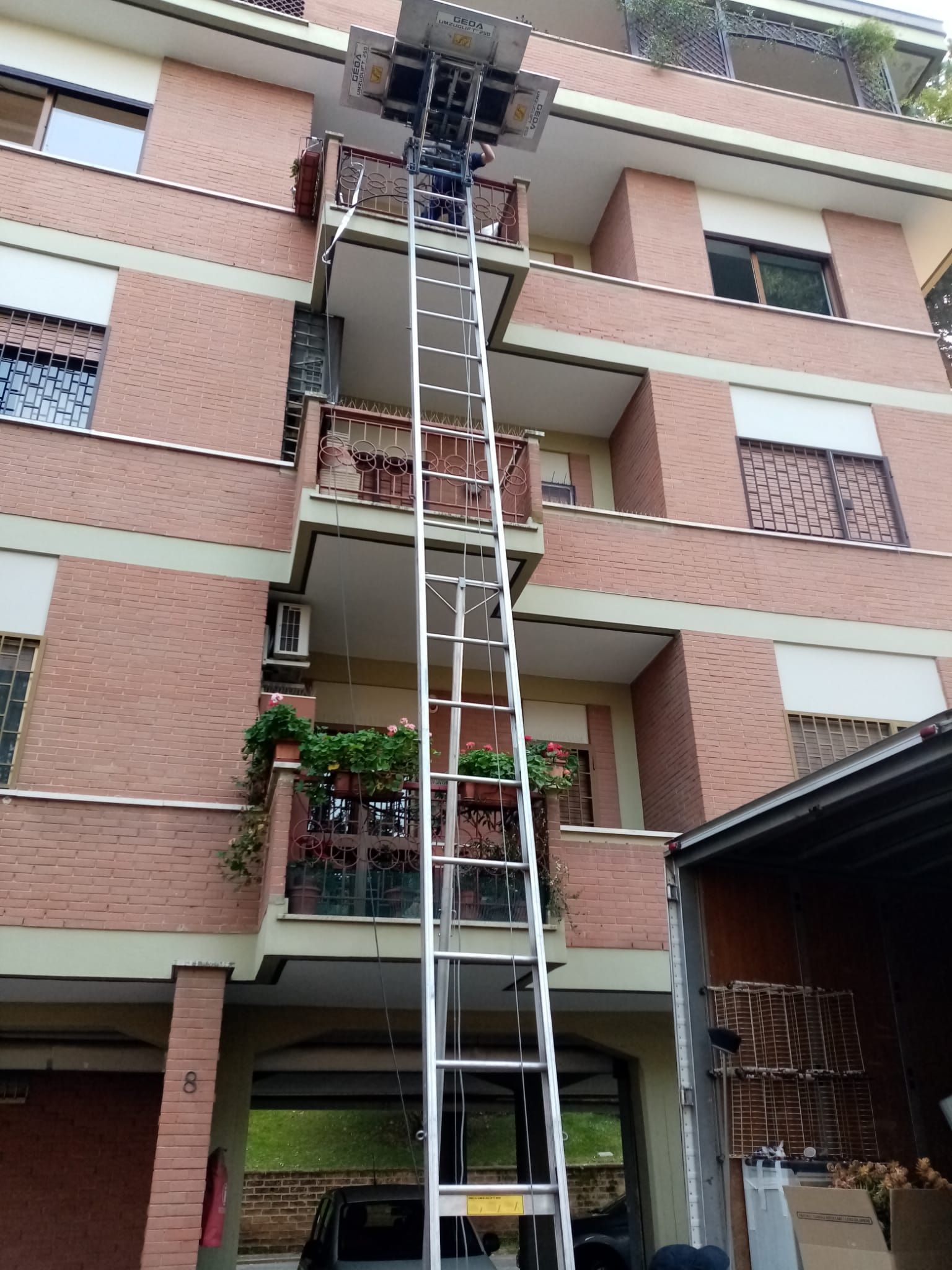 Scala per spostamento mobili dal terzo piano per trasloco appartamenti a Roma