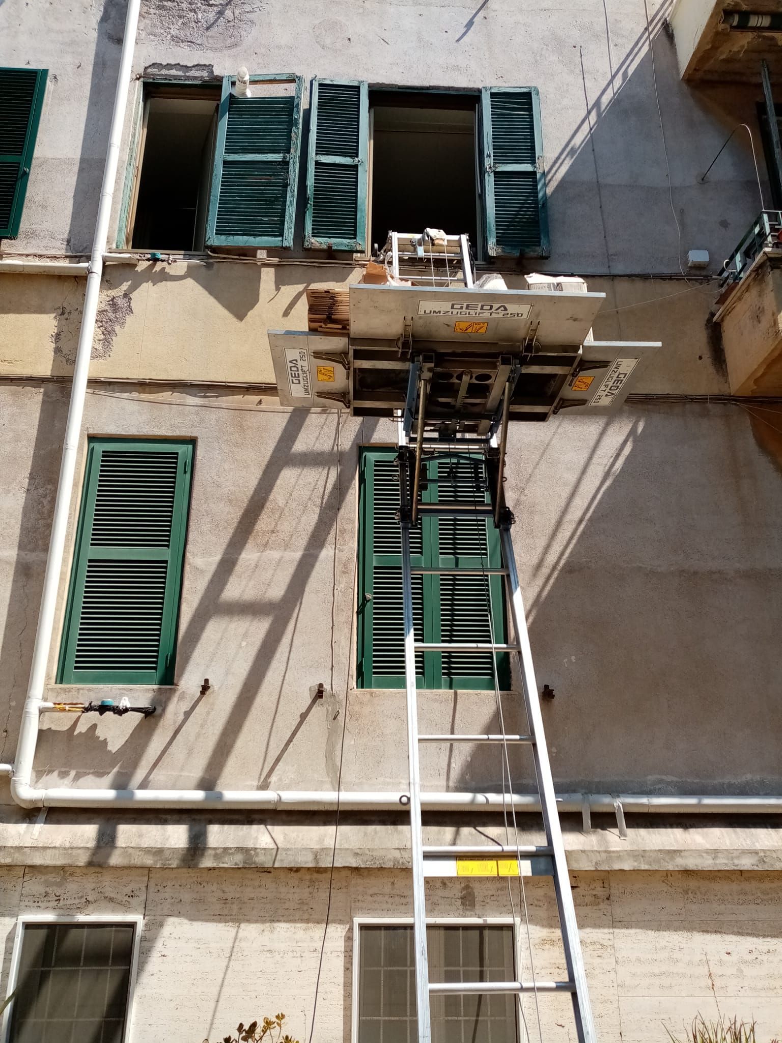 Trasporto arredi con scala dal secondo piano di un palazzo per trasloco a Roma