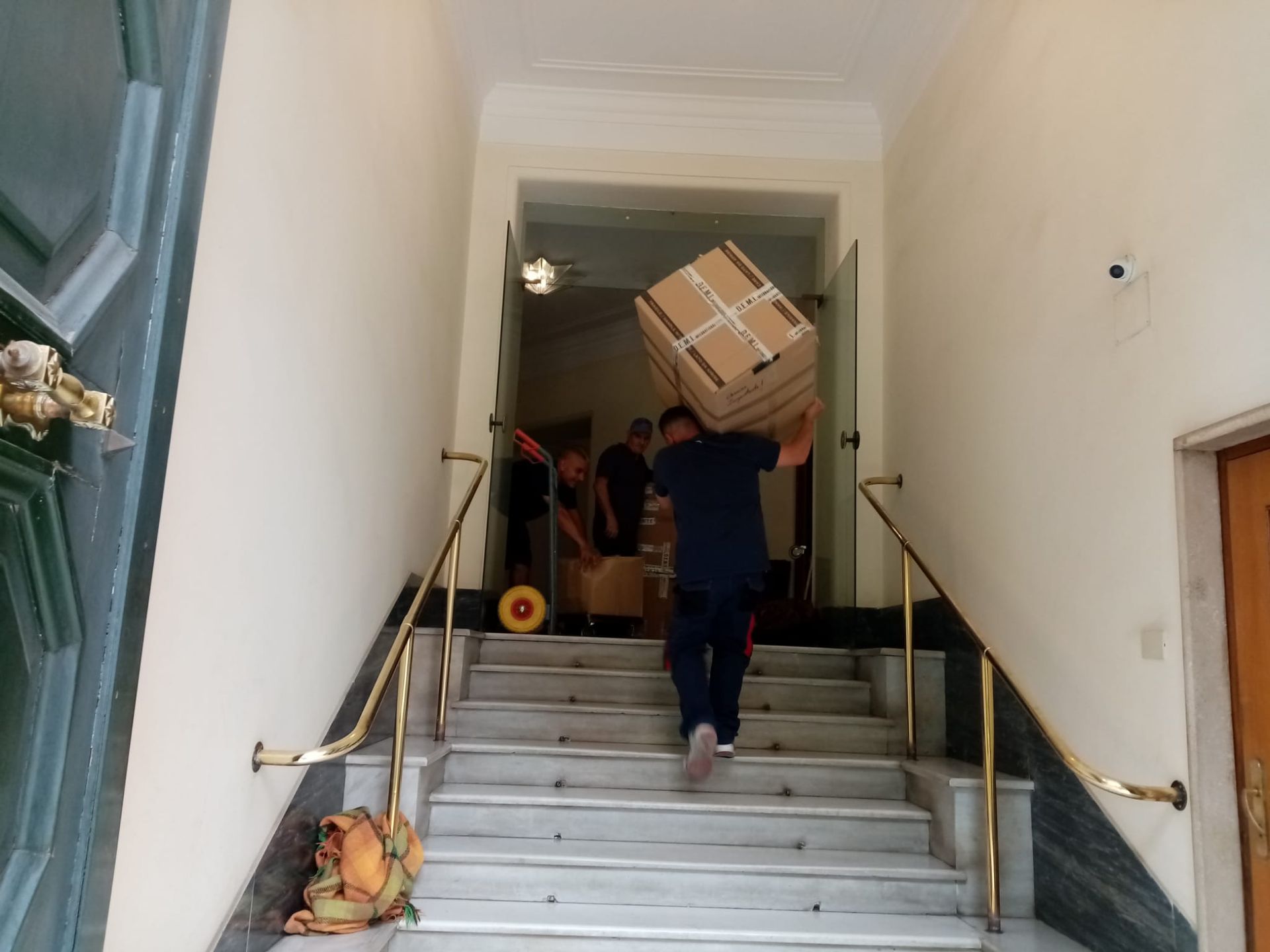 Movimentazione mobili imballati per trasloco a Roma