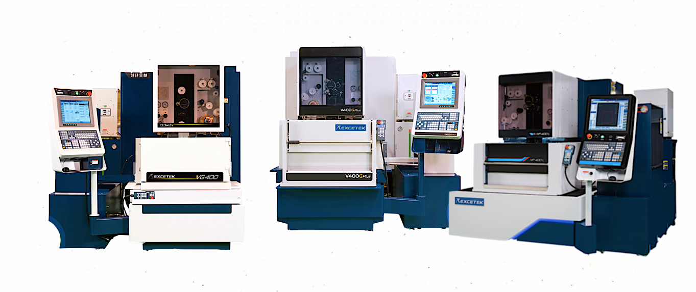 Tres máquinas herramienta CNC industriales con paneles blancos y azules, dispuestas una al lado de la otra 