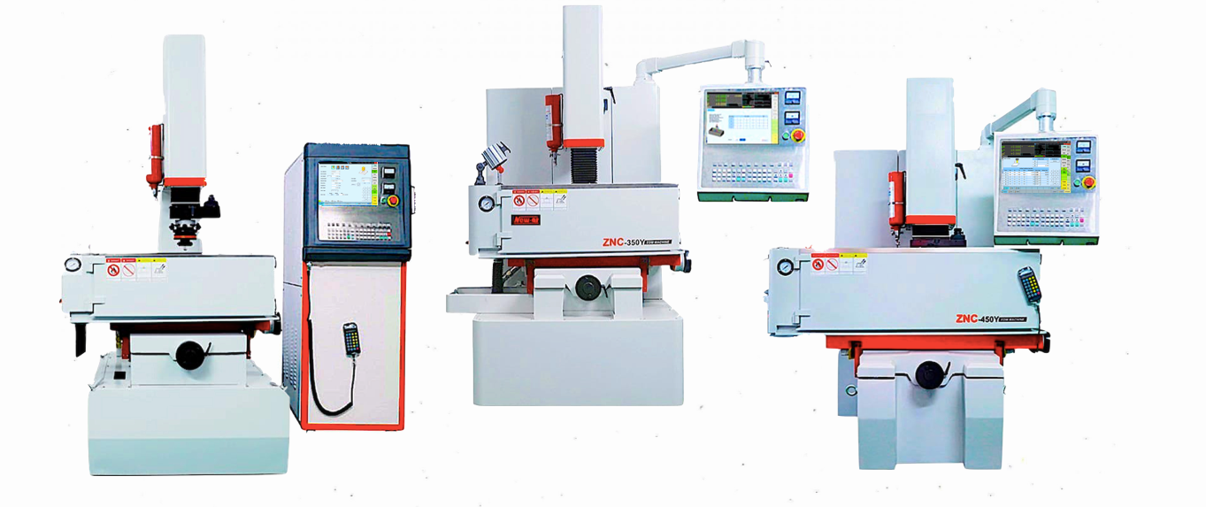 Tres fresadoras CNC industriales, una blanca y otra roja, colocadas una al lado de la otra sobre un fondo blanco liso.