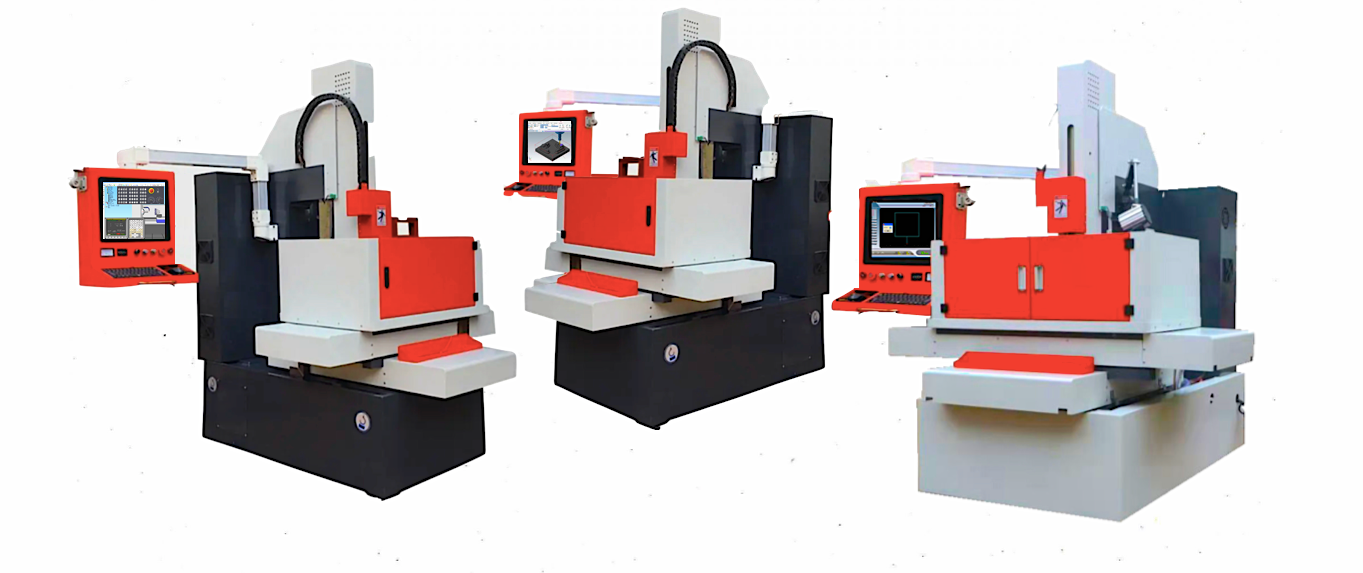 Tres máquinas CNC industriales con paneles rojos y monitores de ordenador dispuestas sobre un fondo blanco.