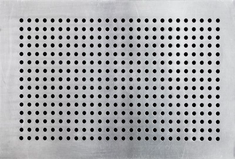 Una lámina rectangular de metal cepillado con una cuadrícula uniforme de pequeños orificios circulares perforados.