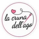 Logo con cuore e ago rosa, testo nero 