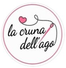 Logo con cuore e ago rosa, testo nero 