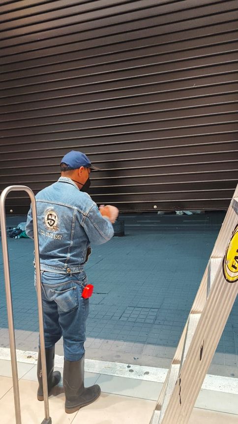 Portón automatizado con sistema de seguridad electrónica