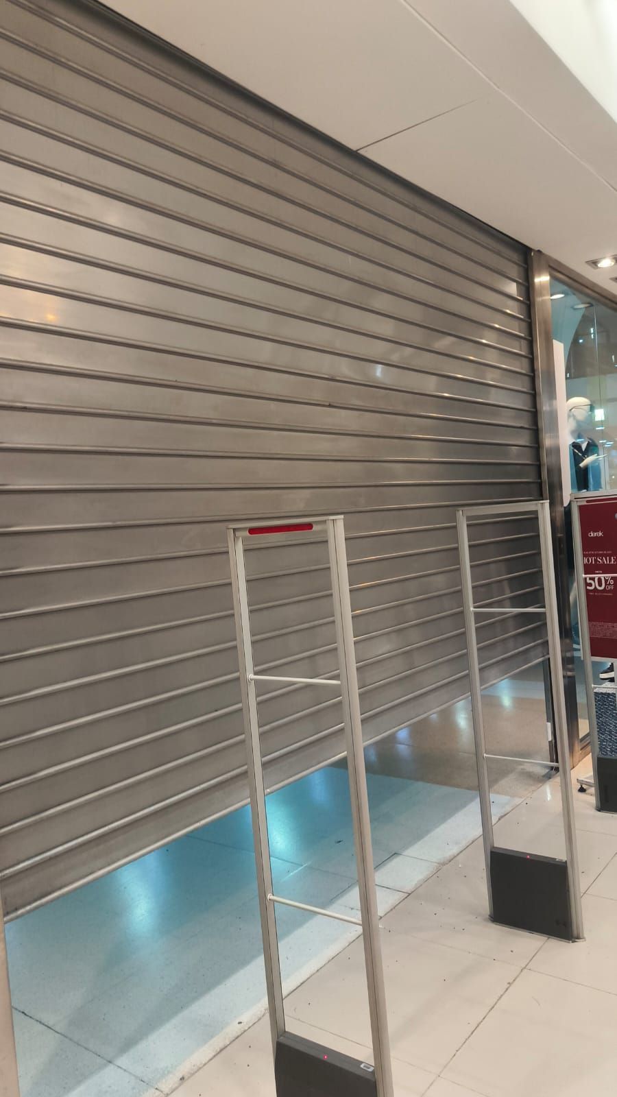 Persiana metálica de seguridad cerrada en el escaparate de una tienda