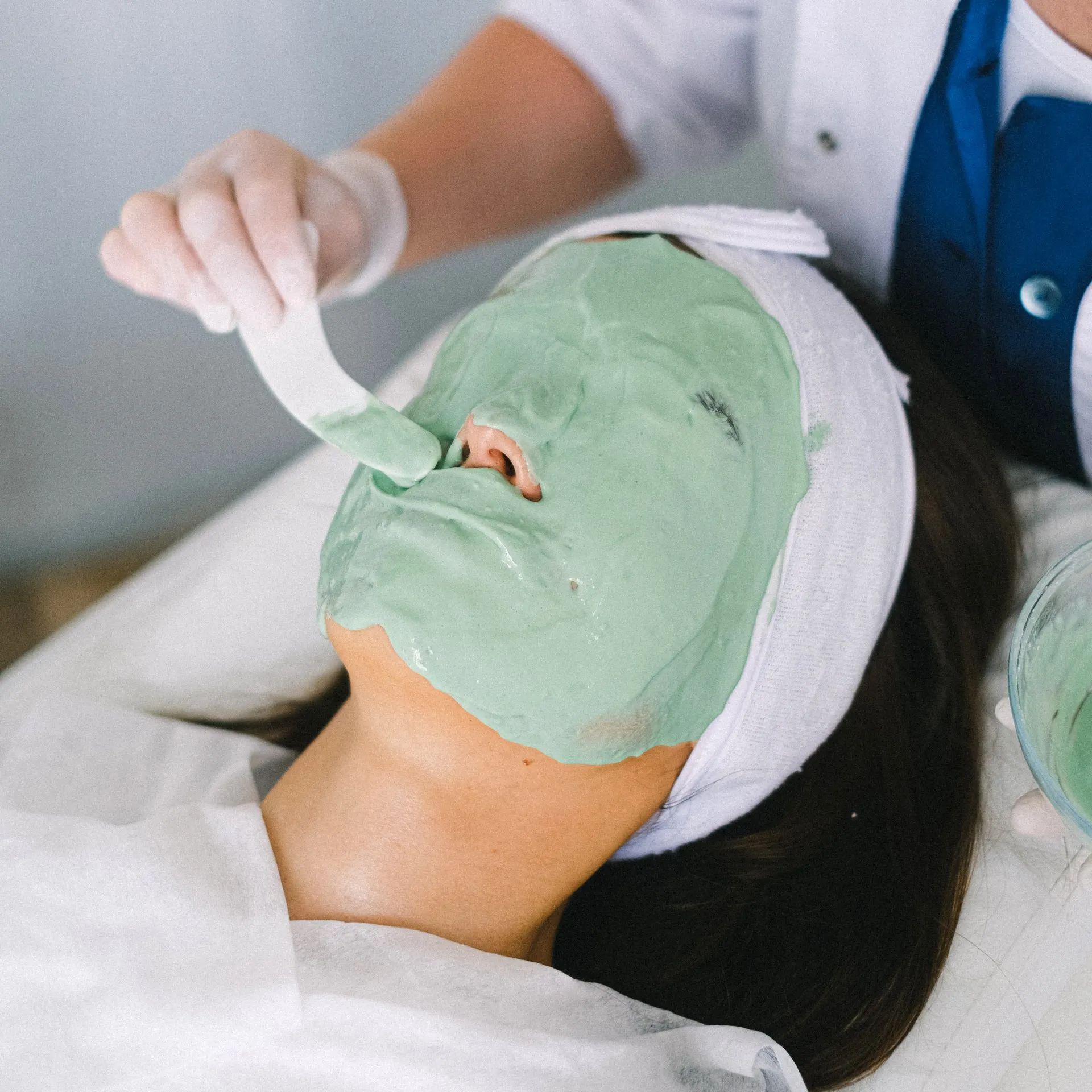 mujer recibiendo cosmetologia avanzada Clinica Beunique